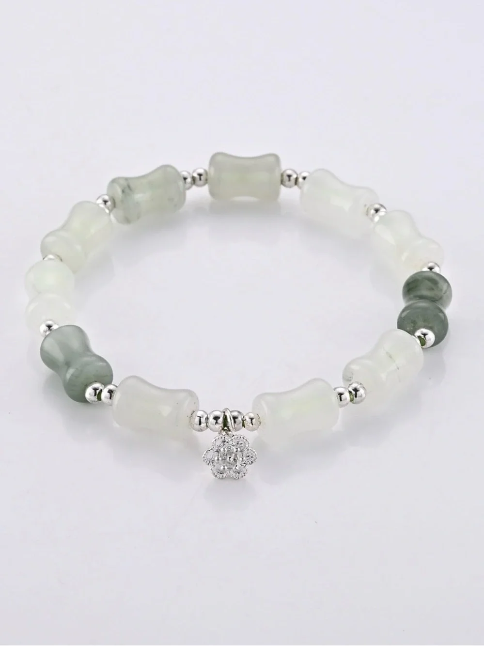 67 ctw Serpentine Green and White Bead Stretch Bracelet with Silvertone accents